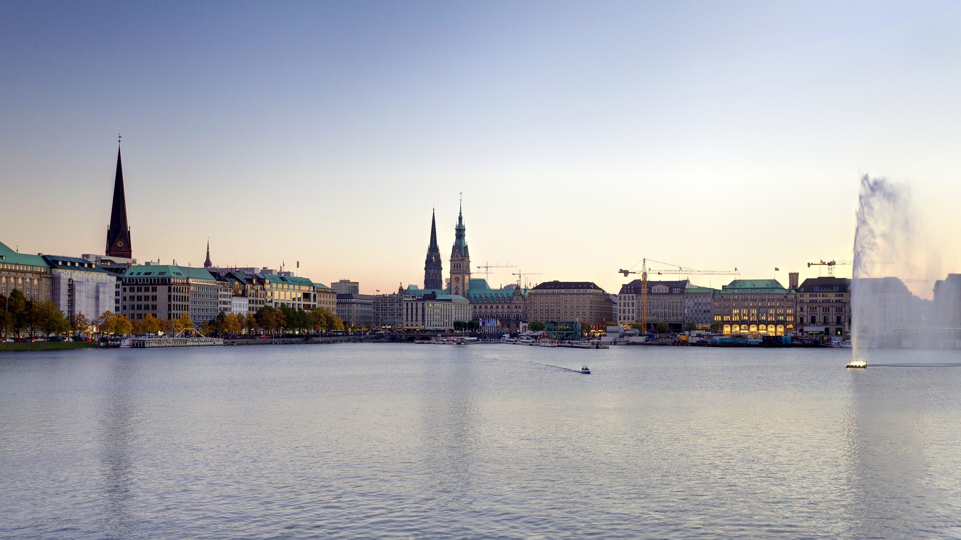 Binnenalster mit Segelbooten / Binnenalster with sailboats